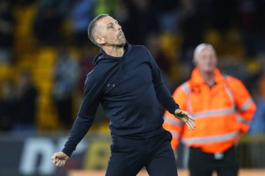 Wolverhampton Wanderers 'ın Gary O' Neil teknik direktörü, 28 Ağustos 2024 tarihinde Wolverhampton, Wolverhampton, Birleşik Krallık 'ta oynanan Carabao Cup maçında Wolverhampton Wanderers - Burnley maçında takımının kazanmasını kutluyor.