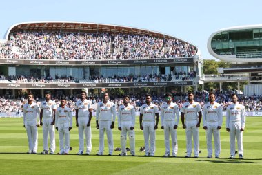 Sri Lanka takımı, İngiltere Erkekler vs Sri Lanka 2. Rothesay Deneme Maçı 1. Lords, Londra, Birleşik Krallık, 29 Ağustos 2024 'te ulusal marşların önünde dizildi.