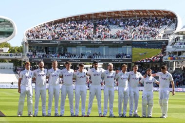 İngiltere milli marşlarının önünde sıra olan İngiltere Erkekler - Sri Lanka 2. Rothesay Test Maçı 1. Lords, Londra, Birleşik Krallık, 29 Ağustos 2024