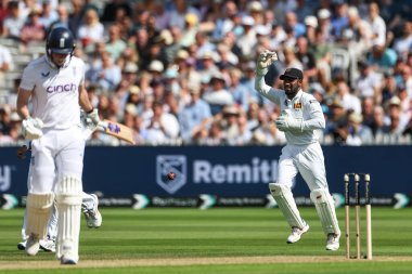 Sri Lanka 'dan Kusal Mendis, İngiltere' den Dan Lawrence 'ın İngiltere' ye karşı Sri Lanka 2. Rothesay Test Maçı 1 gününde Lords, Londra, Birleşik Krallık 'ta 29 Ağustos 2024' te kalesini kutluyor.
