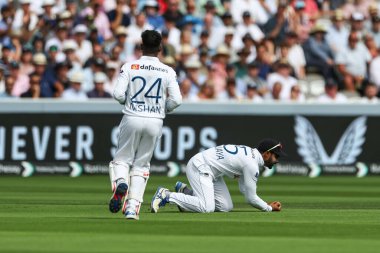 Sri Lanka 'dan Dhananjaya de Silva, İngiltere' nin Ollie Pope 'unu İngiltere' nin Sri Lanka 2. Rothesay Deneme Maçı 1 gününde yakaladı.