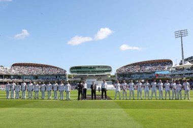 İngiltere Erkekler Sri Lanka 2. Rothesay Deneme Maçı 1 'de Lords, Londra, Birleşik Krallık, 29 Ağustos 2024' te milli marşların önünde sıralandılar.