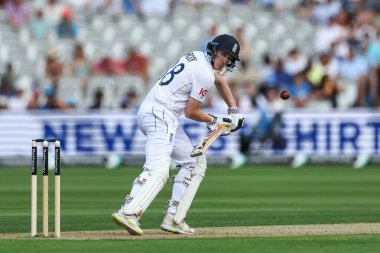 İngiltere 'den Harry Brook, İngiltere Erkekler - Sri Lanka 2. Rothesay Deneme Maçı 1. Lords, Londra, Birleşik Krallık, 29 Ağustos 2024' te topu uzağa götürüyor.