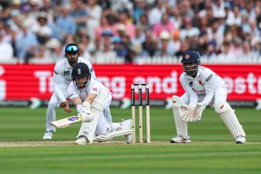 İngiltere 'den Ben Duckett topu ters süpürüyor ama Sri Lanka' dan Lahiru Kumara tarafından Sri Lanka 'dan Prabath Jayasuriya' nın İngiltere 'ye karşı Sri Lanka 2. Rothesay Test Maçı 1' de 29 Ağustos 2024 'te Lords, Londra, İngiltere' de yakalandı.