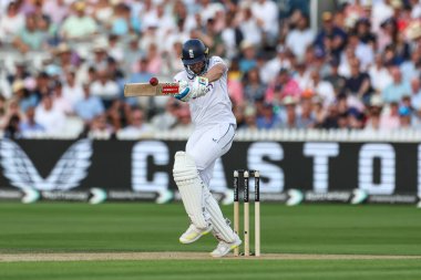 İngiltere 'den Chris Woakes topu yakalıyor ve Sri Lanka' dan Asitha Fernando Sri Lanka 'dan Lahiru Kumara' nın İngiltere 'ye karşı Sri Lanka 2. Rothesay Test Maçı 1' de Lords, Londra, İngiltere 'de oynadığı maçta topu yakaladı.