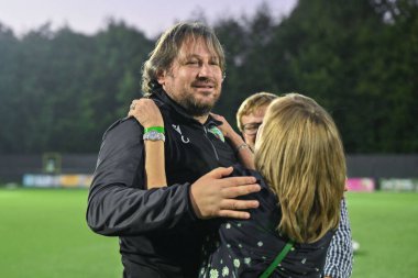 The New Saints 'in baş antrenörü Craig Harrison, UEFA Konferans Ligi maçının sonucunu 29 Ağustos 2024' te Park Hall, Oswestry, İngiltere 'deki The New Saints vs FK Panevys maçında kutluyor.