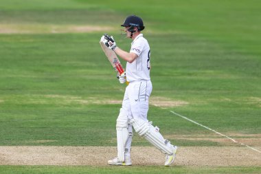 İngiltere 'den Harry Brook LBW' da değil ama İngiltere 'ye karşı Sri Lanka 2. Rothesay Deneme Maçı 1' de Lords, Londra, Birleşik Krallık, 29 Ağustos 2024 'te gözden geçirme için sinyal gönderiyor.