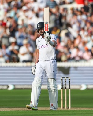 İngiltere 'den Gus Atkinson, İngiltere Erkekler vs. Sri Lanka 2. Rothesay Deneme Maçı 1' de, Londra, Birleşik Krallık Lords, 29 Ağustos 2024 'te ilk sınavını (50 koşu) kutluyor.