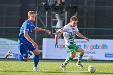 The New Saints 'ten Dan Williams, UEFA Konferans Ligi karşılaşmasında topu ileri atıyor. The New Saints - FK Panevys, Park Hall Stadyumu, Oswestry, Birleşik Krallık, 29 Ağustos 2024