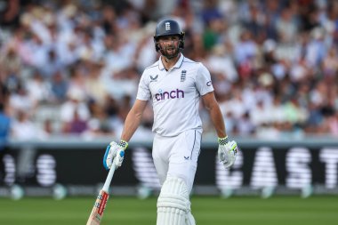 İngiltere Kralı Chris Woakes, İngiltere Erkekler - Sri Lanka 2. Rothesay Deneme Maçı 1 'de Lords, Londra, Birleşik Krallık, 29 Ağustos 2024' te görevden alındıktan sonra sahadan ayrıldı.