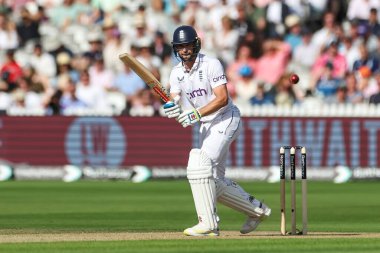 İngiltere 'den Chris Woakes, İngiltere' ye karşı Sri Lanka 2. Rothesay Deneme Maçı 1 'de, Londra, Birleşik Krallık' ta 29 Ağustos 2024 'te topu fırlattı.