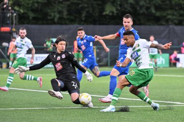 The New Saints 'ten Adam Wilson, UEFA Konferans Ligi karşılaşmasında FK Panevys' den Emil Tmbur tarafından 29 Ağustos 2024 'te Park Hall, Oswestry' de The New Saints vs FK Panevys maçında kurtarıldı.