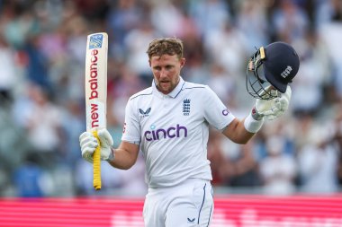 İngiltere 'den Joe Root, İngiltere Erkekler - Sri Lanka 2. Rothesay Test Maçı 1. Lords, Londra, Birleşik Krallık' ta 29 Ağustos 2024 'te kaybedildikten sonra sahadan ayrılırken kalabalığı selamlıyor.