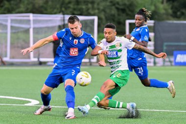 The New Saints 'ten Adam Wilson, UEFA Konferans Ligi karşılaşmasında FK Panevys takımının oyuncusu Linas Klimaviius' un 29 Ağustos 2024 'te Park Hall, Oswestry' de oynadığı The New Saints-FK Panevys maçında blok yaptı.