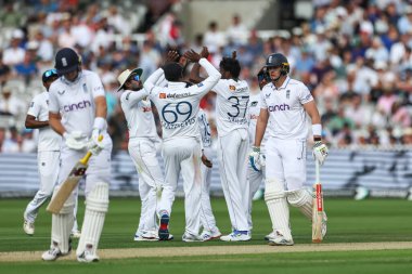 Sri Lanka 'dan Milan Rathnayake, İngiltere' den Jamie Smith 'in İngiltere' ye karşı Sri Lanka 2. Rothesay Deneme Maçı 1 gününde Lords, Londra, Birleşik Krallık, 29 Ağustos 2024 'te kaleye geçişini kutluyor.