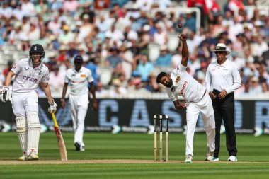 Sri Lanka 'dan Prabath Jayasuriya, topu İngiltere Erkekler vs. Sri Lanka 2. Rothesay Deneme Maçı 1' de Londra, Birleşik Krallık 'ta 29 Ağustos 2024' te veriyor.
