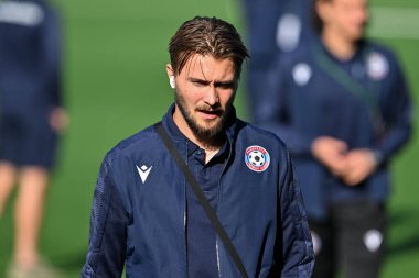 FK Panevys takımından Sivert Gussis, UEFA Konferans Ligi karşılaşması öncesinde, 29 Ağustos 2024 'te Park Hall, Oswestry, İngiltere' deki The New Saints vs FK Panevys maçında sahaya teftiş ediyor.