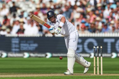 İngiltere 'den Jamie Smith, İngiltere Erkekler - Sri Lanka 2. Rothesay Deneme Maçı 1' de Lords, Londra, Birleşik Krallık 'ta 29 Ağustos 2024' te topu atıyor.
