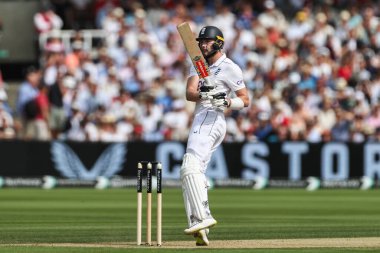 İngiltere 'den Gus Atkinson 30 Ağustos 2024' te Lords, Londra, İngiltere 'deki 2. Rothesay Test Maçı' nda skoru eşitlemek için topu atıyor.