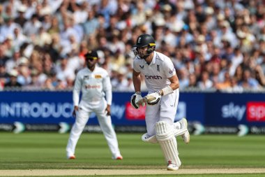 İngiltere 'den Gus Atkinson, İngiltere - Sri Lanka 2. Rothesay Deneme Maçı' nda 30 Ağustos 2024 'te Londra Lords' ta bir koşu yaptı.