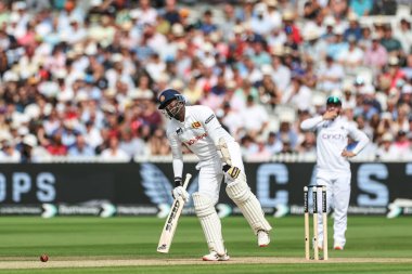 Sri Lanka 'dan Angelo Mathews, 30 Ağustos 2024' te İngiltere - Sri Lanka 2. Rothesay Test Maçı 'nda topa kendi dizine vurduktan sonra acı içinde kıvranıyor.