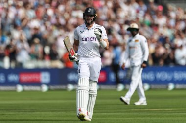 İngiltere 'den Gus Atkinson, İngiltere' ye karşı Sri Lanka 2. Rothesay Test Maçı 'nda ilk yüzyılını (100 koşu) 30 Ağustos 2024' te Londra, Lords 'da kutluyor.