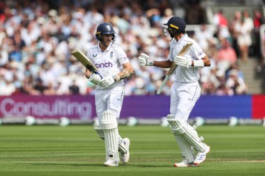 İngiltere 'den Olly Stone ve İngiltere' den Shoaib Bashir, İngiltere 'den Sri Lanka' ya karşı 2. Rothesay Deneme Günü 'nde elendikleri 30 Ağustos 2024' te Lords, Londra, Birleşik Krallık 'ta görevden alındılar.