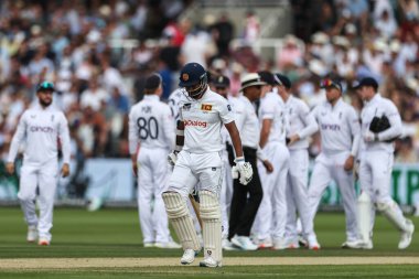 Sri Lanka 'dan Dimuth Karunaratne, İngiltere' nin Sri Lanka 2. Rothesay Deneme Günü 'nde İngiltere' den Olly Stone tarafından 30 Ağustos 2024 'te Lords, Londra, İngiltere' de reddedildi.