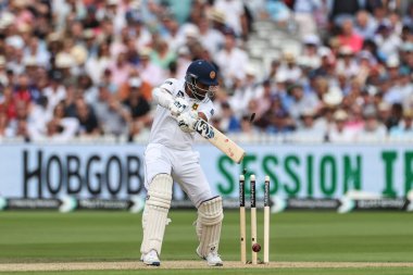Sri Lanka 'dan Dimuth Karunaratne, İngiltere' nin Sri Lanka 2. Rothesay Deneme Günü 'nde İngiltere' den Olly Stone tarafından 30 Ağustos 2024 'te Lords, Londra, İngiltere' de reddedildi.