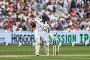 Sri Lanka 'dan Dimuth Karunaratne, İngiltere' nin Sri Lanka 2. Rothesay Deneme Günü 'nde İngiltere' den Olly Stone tarafından 30 Ağustos 2024 'te Lords, Londra, İngiltere' de reddedildi.