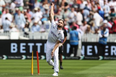 İngiliz Chris Woakes, İngiltere - Sri Lanka 2. Rothesay Deneme Maçı 'nda 30 Ağustos 2024' te Londra Lords 'da bovling antrenmanı yapıyor.