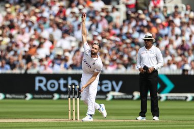 Chris Woakes topu İngiltere - Sri Lanka 2. Rothesay Test Maçı sırasında Londra, İngiltere 'de 30 Ağustos 2024' te veriyor.