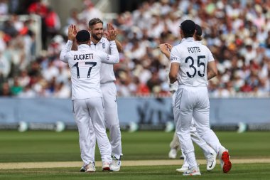 İngiliz Chris Woakes, Sri Lanka 'lı Nishan Maduşka' nın Lords, Londra, Birleşik Krallık 'taki 2. Rothesay Test Günü' nde 30 Ağustos 2024 'te İngiltere - Sri Lanka maçı sırasında görevden alınmasını kutluyor.