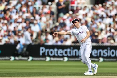 İngiltere 'den Olly Stone, İngiltere' ye karşı Sri Lanka 2. Rothesay Deneme Maçı 'nda topu Londra Lords' ta 30 Ağustos 2024 'te sahaya sürüyor.