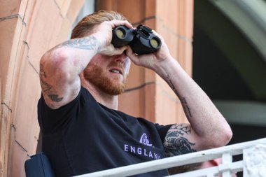 İngiltere Kralı Ben Stokes, İngiltere - Sri Lanka 2. Rothesay Deneme Maçı sırasında Londra, İngiltere 'de 30 Ağustos 2024' te dürbünle bakmaktadır.
