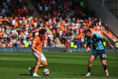 Blackpool 'dan Kyle Joseph, 31 Ağustos 2024' te Bloomfield Road, Blackpool 'da Blackpool-Wycombe Wanderers maçında topla ilerliyor.