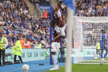 Aston Villa 'dan Amadou Onana, Premier Lig maçı Leicester City - Aston Villa maçında 31 Ağustos 2024' te King Power Stadyumu, Leicester, İngiltere 'de 0-1 kazanma hedefini kutluyor.