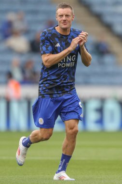 Leicester City 'den Jamie Vardy, Premier League maçı Leicester City' nin Aston Villa 'ya karşı 31 Ağustos 2024' te King Power Stadyumu 'nda oynanan hazırlık maçında ev sahibi taraftarları alkışlıyor.