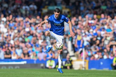 Everton 'dan Michael Keane topu Premier Lig maçı sırasında Goodison Park, Liverpool, İngiltere' de oynanan Everton-Bournemouth maçında kontrol altına aldı.