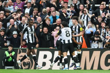 Newcastle United 'tan Alexander Isak, 1 Eylül 2024' te St. James 's Park, Newcastle, İngiltere' de oynanan Premier League maçı Newcastle United ile Tottenham Hotspur maçında 2-1 kazanma hedefini kutluyor.