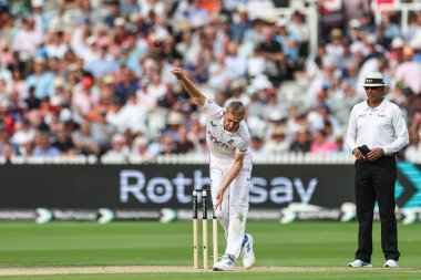 İngiltere 'nin Olly Stone' u 30 Ağustos 2024 'te Lords, Londra, İngiltere' de oynanan 2. Rothesay Test Maçı 'nda topu teslim eder.