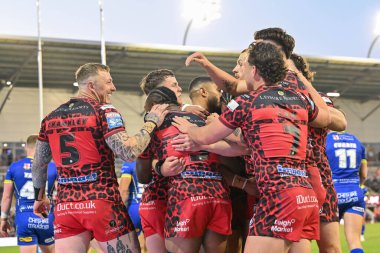 Leopar Leoparlar takımından Ricky Leutele, 30 Ağustos 2024 'te Leigh Spor Köyü' nde oynanan Betfred Süper Lig 24. Raundda Leigh Leopards - Warrington Wolves maçında 4-0 Leigh 'lik galibiyetini kutluyor.