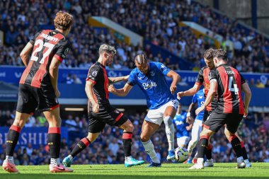 Everton 'dan Dominic Calvert-Lewin, İngiltere' nin Liverpool kenti Goodison Park 'ta oynanan Premier League maçında topu tutuyor.