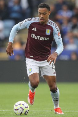 Aston Villa takımından Ezri Konsa Premier Lig maçında Leicester City, Aston Villa 'ya karşı King Power Stadyumu, Leicester, Birleşik Krallık' ta 31 Ağustos 2024