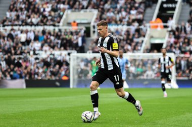 Newcastle United takımından Harvey Barnes, 1 Eylül 2024 'te St. James' s Park, Newcastle 'da oynanan Premier League maçı Newcastle United' a karşı Tottenham Hotspur maçında topu aldı.