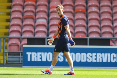 Blackpool 'dan Harry Tyrer 31 Ağustos 2024' te Blackpool, İngiltere 'deki Bloomfield Road, Blackpool' da oynanan Blackpool-Wycombe Wanderers maçında Sky Bet 1 maçı öncesinde ısındı.
