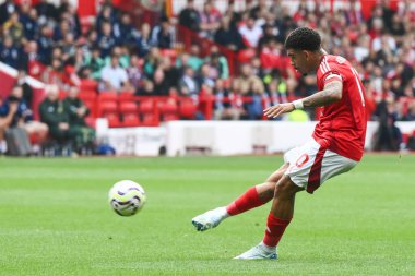 Nottingham Ormanı 'ndan Morgan Gibbs-White, Nottingham Forest' a karşı Wolverhampton Wanderers maçı sırasında 31 Ağustos 2024 'te Nottingham, İngiltere' de serbest atış yaptı.