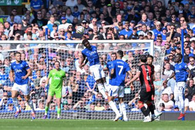 Everton 'dan Tim Iroegbunam, İngiltere' nin Liverpool kenti Goodison Park 'ta oynanan Everton-Bournemouth Premier League maçında topa önderlik ediyor.