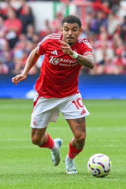 Nottingham Ormanı 'ndan Morgan Gibbs-White Premier Lig maçında Nottingham Forest, Wolverhampton Wanderers' a karşı 31 Ağustos 2024 'te Nottingham, İngiltere' de top sürüyor.