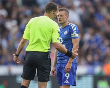 Hakem David Coote Leicester City 'den Jamie Vardy' ye Premier Lig maçı sırasında King Power Stadyumu 'nda Leicester City - Aston Villa maçında konuştu.